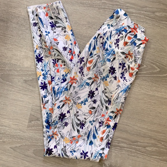 Fabletics High Waisted Leggings - Picture 4 of 5